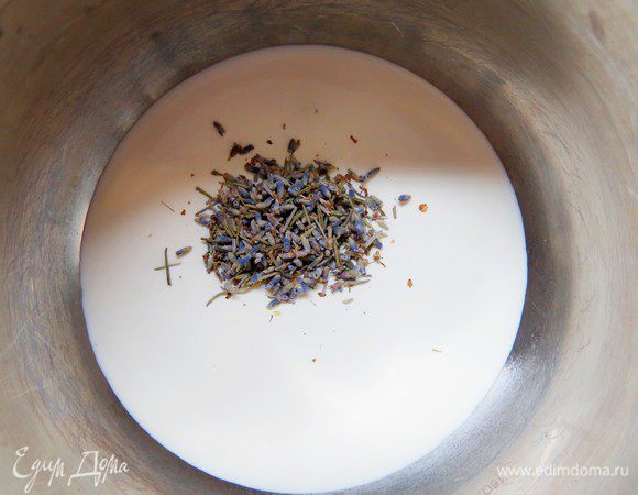 Готовим лавандовую сливочную глазурь. Сливки нагреть с лавандой и дать настояться около 30 мин. Остудить.