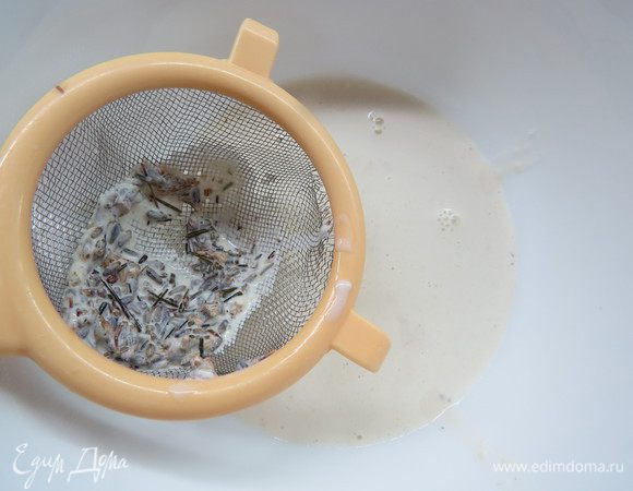 Процедить сливки.