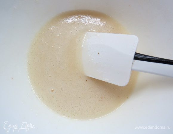 В сахарную пудру добавлять понемногу сливок и вымешивать, глазурь должна быть консистенции сметаны. Глазурь получается не чисто белого цвета, немного полупрозрачная, но красивая. Мне захотелось белоснежную и я добавила немного белого красителя (но этот пункт совсем не обязателен, в ингредиентах не стала указывать его).