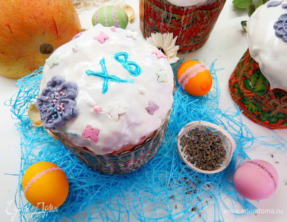 Покрываем глазурью остывшие куличи. Украшаем по желанию.