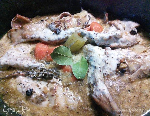 Добавить лавровый лист, аккуратно перемешать.