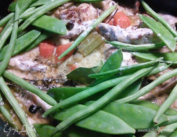 Добавить фасоль и горох, тушить на маленьком огне еще 30 мин или до готовности мяса. 