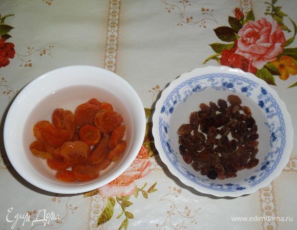 Прежде всего промоем водой сухофрукты. Изюм и курагу заливаем горячей водой и оставляем на 10 минут.