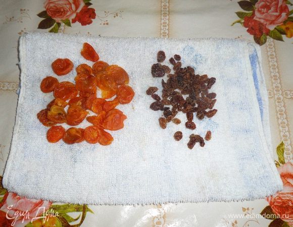 Распаренные сухофрукты обсушиваем на полотенце.