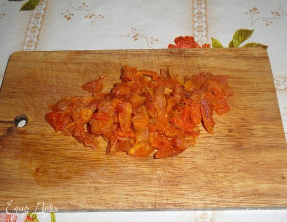 Курагу нарезаем на кусочки.