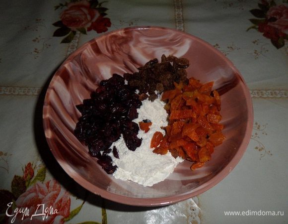 В чашку выкладываем 2 ст. л. муки и сухофрукты.
