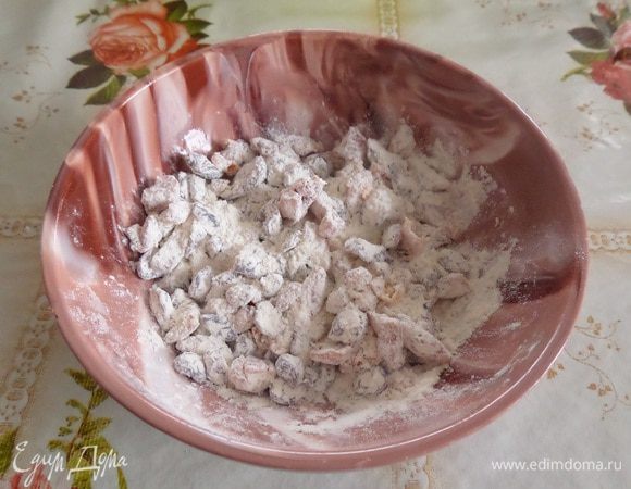 Хорошо перемешиваем. Отставляем в сторону и приступаем к приготовлению теста.