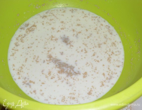 В чашку выкладываем сахар и дрожжи. Добавляем теплое молоко и ванилин. Хорошо перемешиваем. 