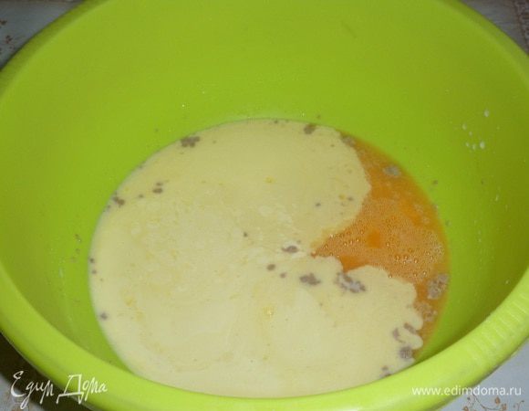 Добавляем растопленное (остуженное до комнатной температуры) сливочное масло и взбитые с солью яичные желтки.