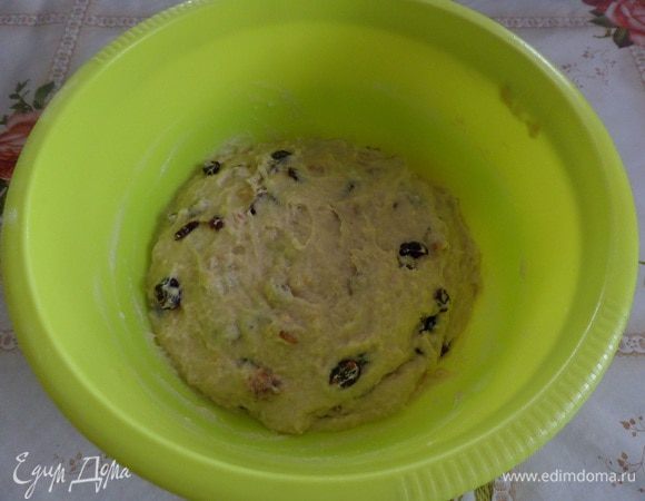 Замешиваем тесто. Накрываем чашку. Оставляем в теплом месте на 1 час.