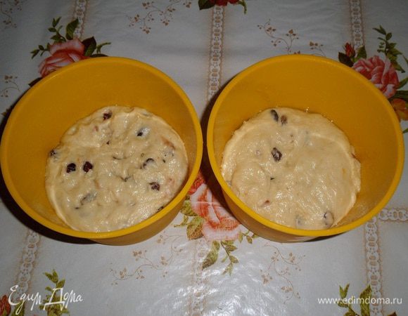 Тесто делим на 2 части. Выкладываем в смазанные маслом формы для куличей. Оставляем в теплом месте на 30 минут. 