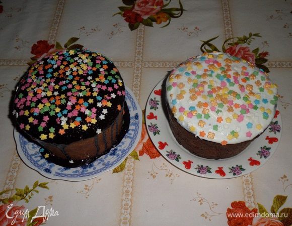 Покрываем куличи глазурью или шоколадом. Так как я готовила два кулича, то соответственно один кулич покрыла ванильной глазурью, а другой — шоколадом. Украшаем сахарными посыпками.