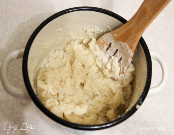 Опару для кулича я ставлю в ночь. В стакане кипящего молока завариваем 200 г муки, быстро размешиваем деревянной ложкой до получения эластичной массы.