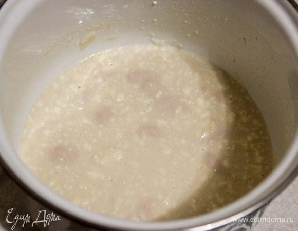 Дрожжи разводим в стакане теплого молока, добавляем 200 г муки и полстакана сахара, оставляем на 10 минут. Затем обе массы соединяем и даем «отдохнуть» 2 часа, чтобы тесто поднялось.