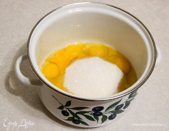 Все желтки, 2,5 стакана сахара, соль перетираем. Затем взбиваем эту массу добела. Выливаем ее в дрожжевую смесь. 