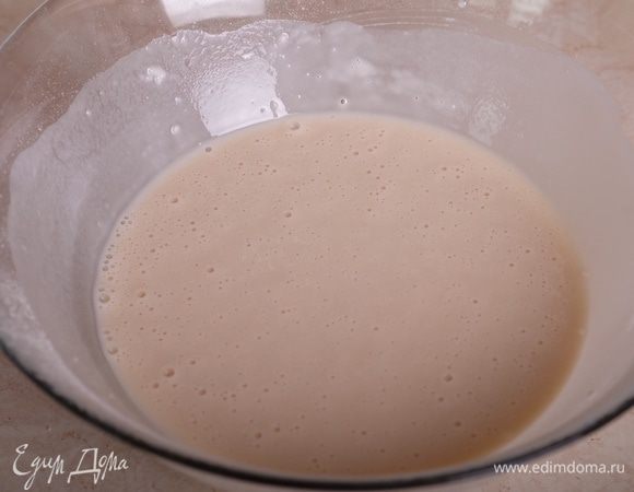 Венчиком перемешать до однородного состояния. Опара будет в начале жидкой.