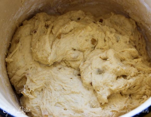 Утром в тесто добавляем муку — сколько возьмет. У меня в общей сложности ушло 2,5 кг муки. Хорошо вымешиваем, даем тесту постоять еще 30 минут.