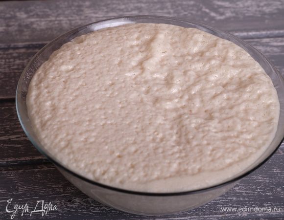 Накрыть миску пищевой пленкой и поставить в теплое место примерно на час. Идеальное место для теста — это духовка. Ее нужно в начале нагреть до 50°C, потом выключить нагрев, но оставить включенной лампочку. Таким образом в духовке будут поддерживаться идеальные условия для работы дрожжей (температура и отсутствие сквозняков). Через час опара сильно запузырится и займет почти весь объем миски. Если этого не произошло, можно дальше не продолжать — ваши дрожжи не сработали. Заменяйте дрожжи и начинайте все с начала.