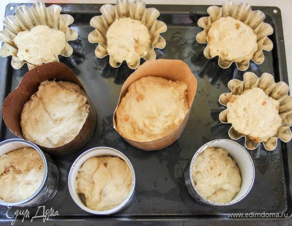 Раскладываем тесто по формам. Заполнять их нужно наполовину или даже на 1/3, поскольку куличи хорошо поднимутся.
