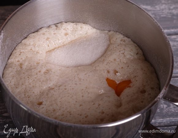 В чашу кухонной машины просеять муку, добавить подошедшую опару, желтки, сахар и соль.