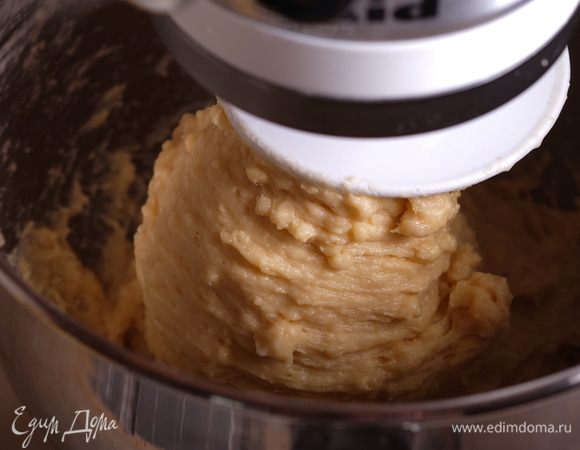 Добавить в чашу к тесту воду комнатной температуры и вымесить до однородного состояния