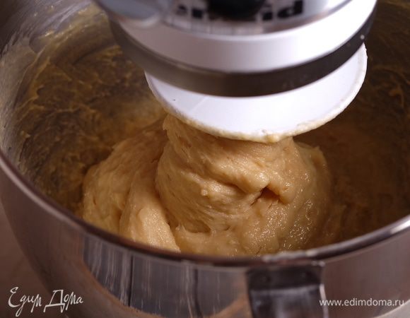Постепенно добавить сливочное масло комнатной температуры, продолжая вымешивать.