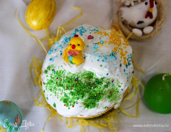 Готовые куличи украшаем помадкой (белки взбиваем с сахаром) и посыпкой на свой вкус.