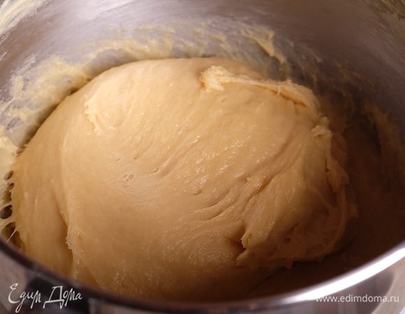 В итоге должно получиться очень гладкое тесто.