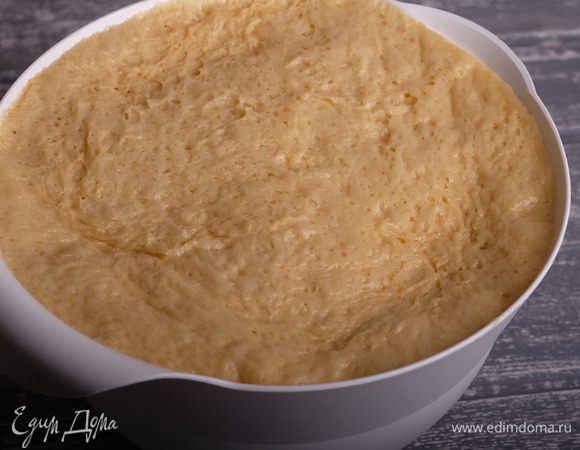 Из теста сформировать шар, поместить в миску, накрыть пленкой и поставить в теплое место подходить на 2 часа. Тесто должно увеличиться минимум в три раза.