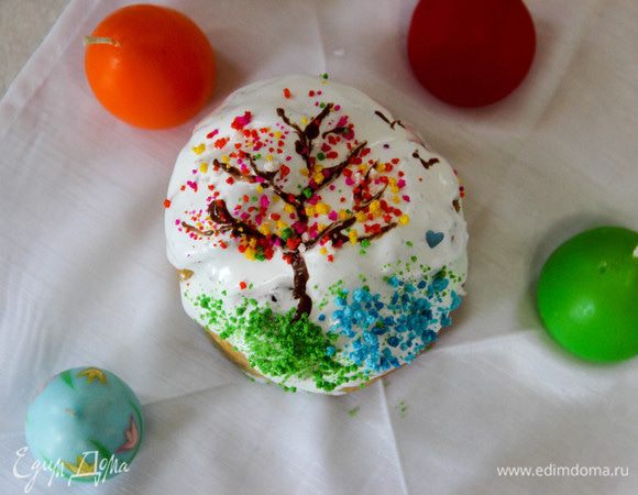 В этом году мне захотелось особенно порадовать близких, и я очень кропотливо подошла к декорированию куличей :)