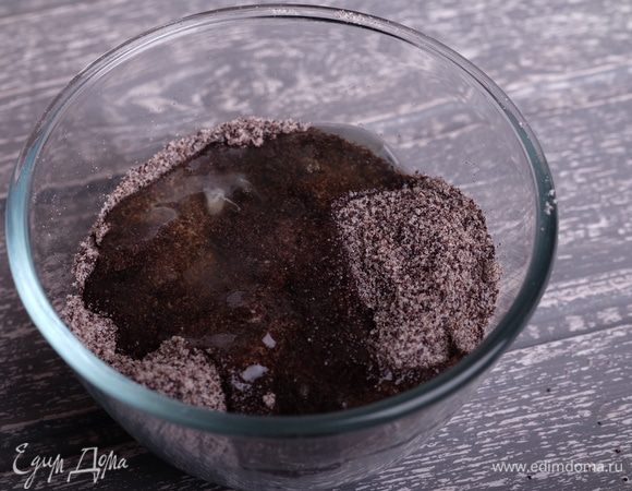 Приготовить маковую начинку. Мак смешать в чаше мощного блендера (или кофемолки) с сахаром и пробить. Добавить яичные белки.