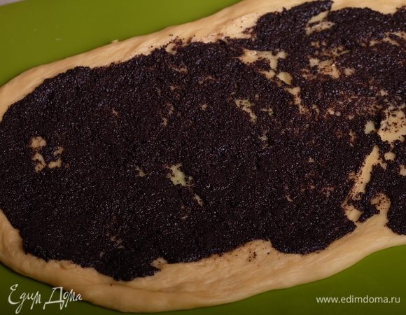 Формируем куличи. Тесто разделить на 2–4 части (в зависимости от размера будущих куличей). Каждую часть растянуть в прямоугольник. Сверху смазать маковой начинкой.