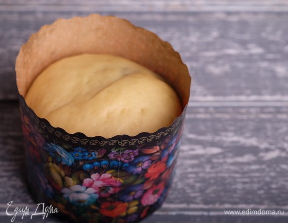 Согнуть рулет подковой, немного округлить и поместить в форму для выпечки. Заполнить форму не больше, чем на 1/3, тесто сильно увеличится. Поставить в теплое место подходить еще на полтора часа. 