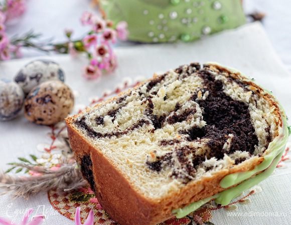 Духовку разогреть до 200°C. Подошедшие куличи смазать яйцом и поставить выпекаться на примерно 20–40 минут (в зависимости от размера формы). Готовность кулича лучше проверить тестом на сухую зубочистку. Он должен пропечься, маковая начинка должна создавать красивый узор. Вот как кулич выглядит в разрезе.