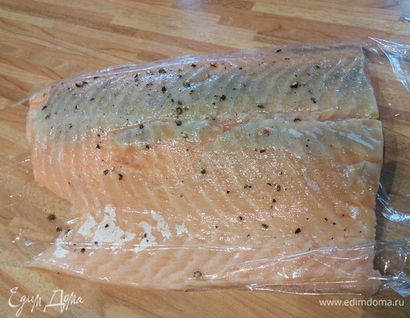 Смешать сливки с молоком, мелко порубить укроп. Картофель очистить и тонко порезать кружочком. Чем тоньше, тем лучше. Лосося разделать на филе, удалить косточки, посолить и поперчить.