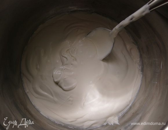 Соединяем молоко и сметану. Молоко лучше  использовать без консервантов, домашнее.