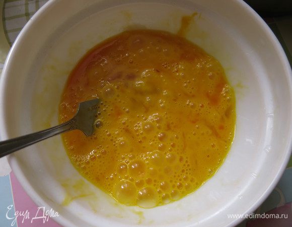 Взбиваем слегка вилкой яйца.