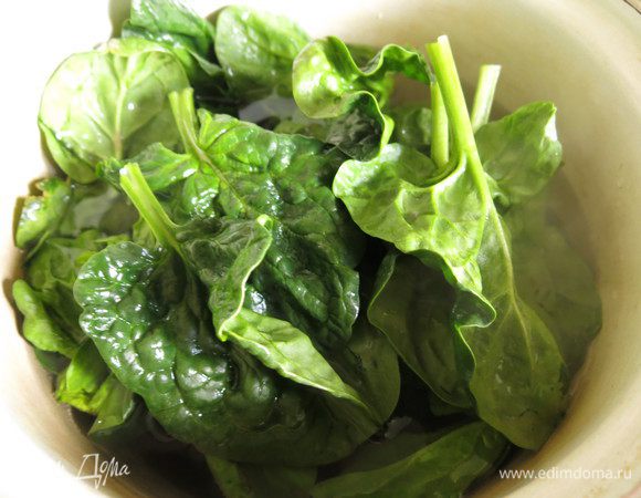 Пока створаживается молоко приступим к добавкам. Готовим заправку для цветных слоев, первый — зеленый. Промываем и отвариваем в кипящей воде  шпинат, 3–5 минут.