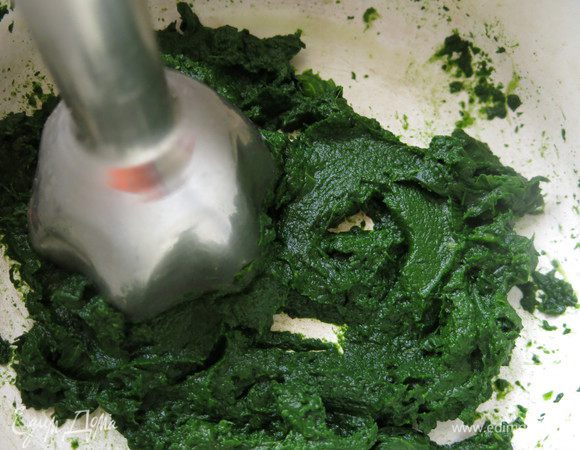Остывший и отжатый шпинат измельчаем. На фото порция из 200 г шпината, остатки, большая часть, пошли на постный завтрак.