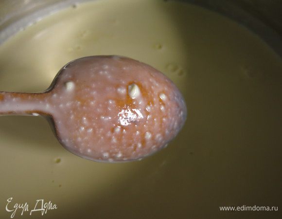 За это время масса начинает створаживаться. Если процесс не запускается, можно добавить лимонный сок. Достаем веточки мяты, они уже не нужны. Кладем массу на сито с марлей и даем стечь влаге, минимум 1,5–2 часа.