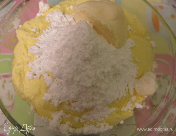 Отвешенную массу творожную соединяем с пудрой и маслом. Количество сладости и масла корректируем по вкусу. 