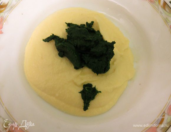 Отделяем 120 г массы и вводим зеленую добавку, столовую ложку с горкой.