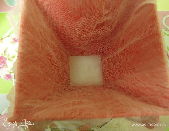 Выстилаем массу влажной марлей.