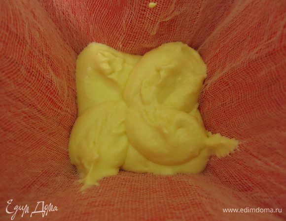 Выкладываем светлую массу.