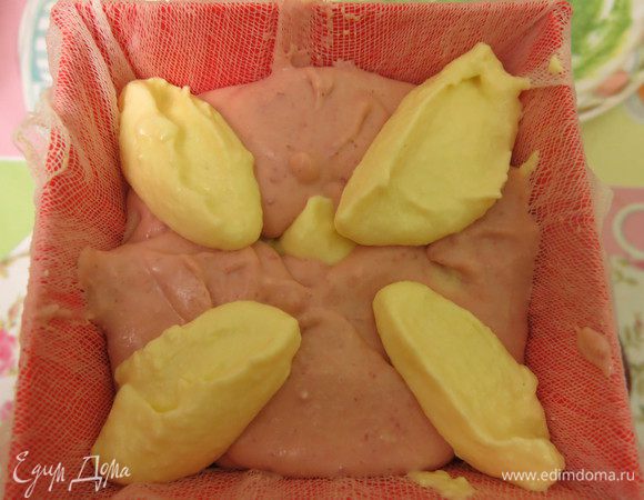 Еще раз розовый слой — к центру боковин формы и желтый — к углам. Формовка произвольная, проявите фантазию.