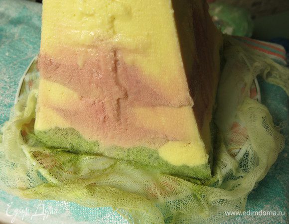 Достаем пасху из формы. Волнительный момент — что получилось. Снимаем аккуратно марлю. Украшаем пасху. Приятного аппетита!