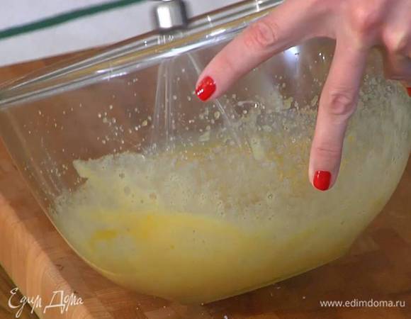Яйца перемешать с сахаром, а затем взбить блендером с насадкой-венчиком в пышную, воздушную массу, так чтобы сахар полностью растворился.