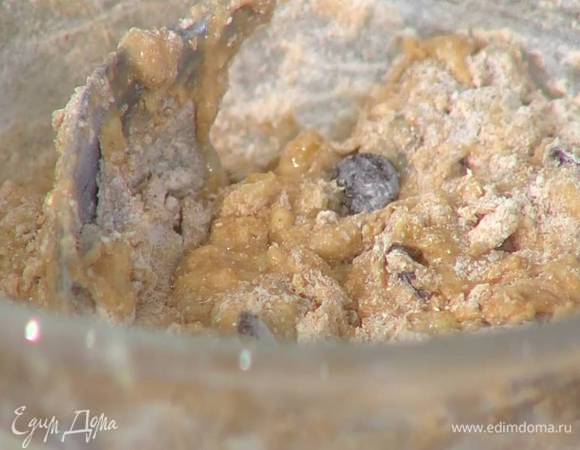 Всыпать муку с шоколадом и вымешать тесто — оно не должно быть слишком однородным.