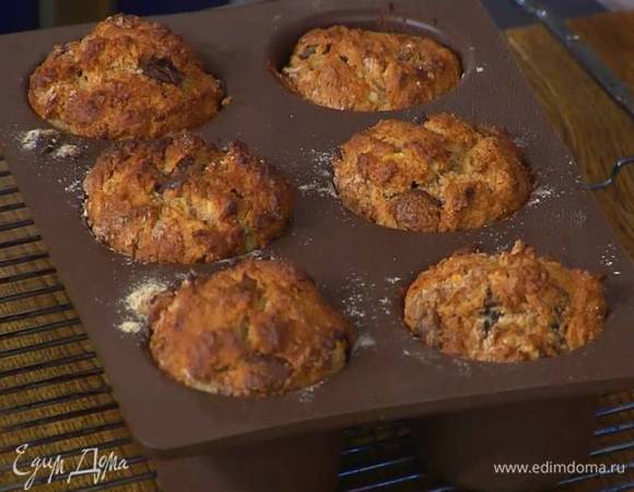 Разложить тесто в формочки для маффинов и выпекать в разогретой духовке 15‒18 минут.