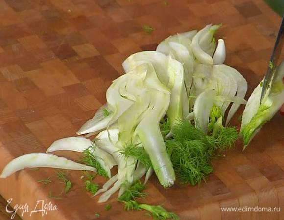 Фенхель нарезать тонкой соломкой.